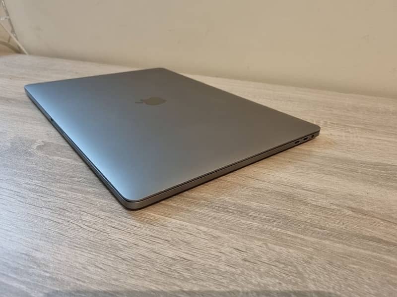 Apple MacBook pro 2017 (A1707) 15.4 inch Retina Dispaly Intel Core i7 7