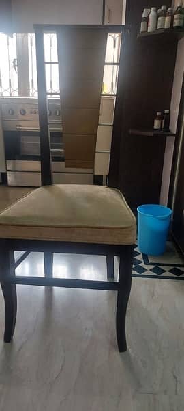 Dining table with Chairs in best condition 4