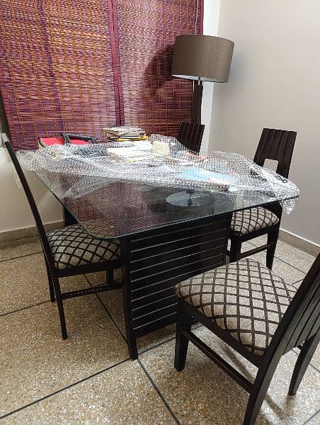 dinning table and 6 chairs with glass top 0