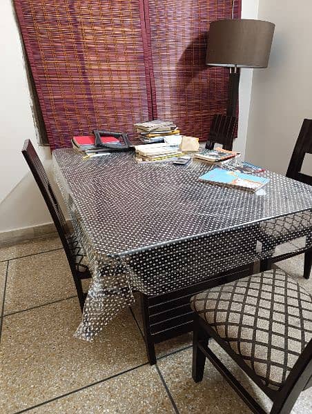 dinning table and 6 chairs with glass top 6