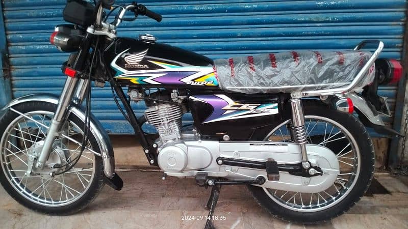 Honda cg 125
2020 model 
Balakc color

Panjaab number
First owner 6