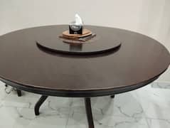 round dining table