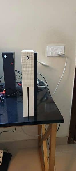 Xbox One s 1TB  with one controller 1