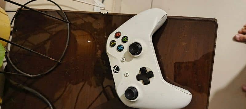 Xbox One s 1TB  with one controller 4