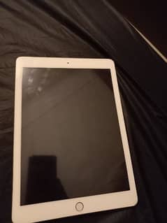 Apple iPad generation 6 minor crack