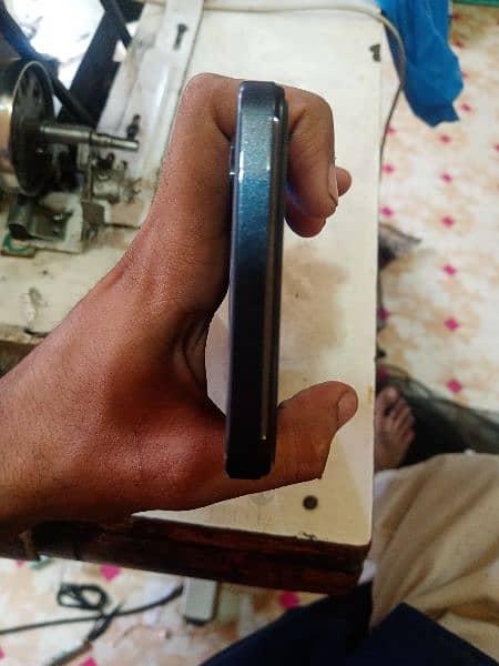 Infinix smart 8 all ok ha koi masla nahi ha 4 64 ha daba charger bi 6