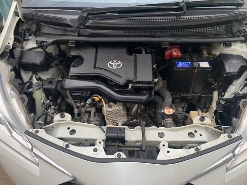 Toyota Vitz 2018/2021 purl white 2