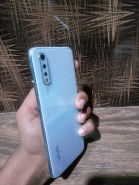 vivo s1 4/128 used with box and Charger 1