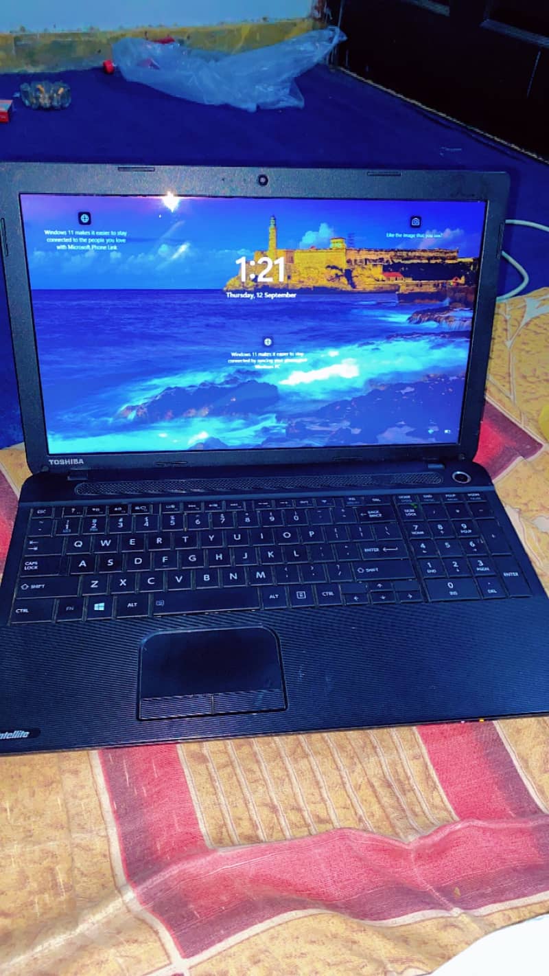 Toshiba 12gb ram , ssd 128gb, hdd 320gb 3