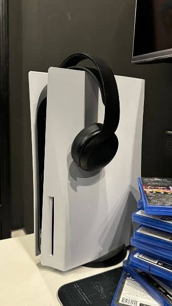 PlayStation Ps5 with headset 0