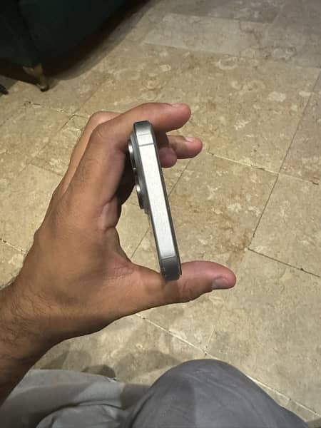 IPHONE 15 pro max natural titanium 3