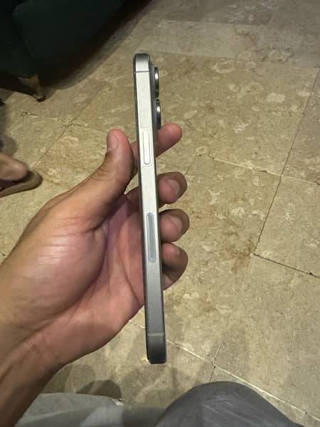 IPHONE 15 pro max natural titanium 4