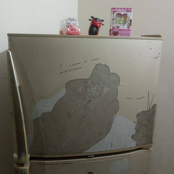 Dawlance Medium size fridge in good cooling condition. 6