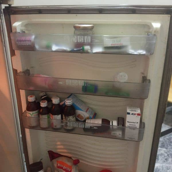 Dawlance Medium size fridge in good cooling condition. 7