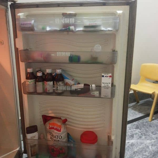 Dawlance Medium size fridge in good cooling condition. 8