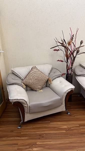 7 seater sofa Set and Dewan in Excellent Quality for Urgent Sale 2