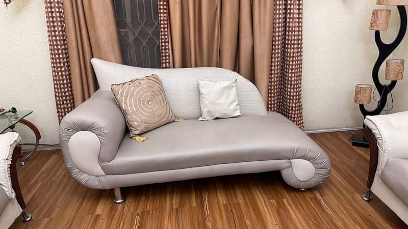 7 seater sofa Set and Dewan in Excellent Quality for Urgent Sale 5