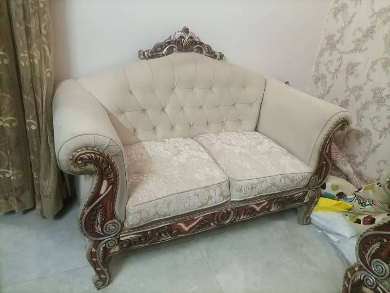 7 seater sofa set for sale look like new. 9