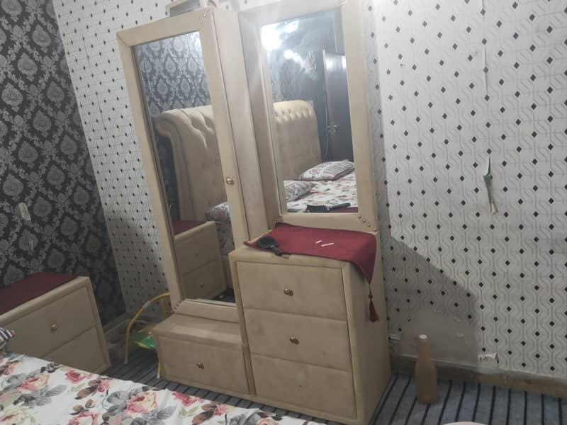 king size bed with long mirrror 4