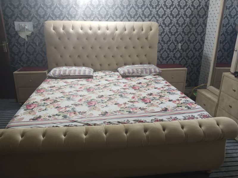 king size bed with long mirrror 10