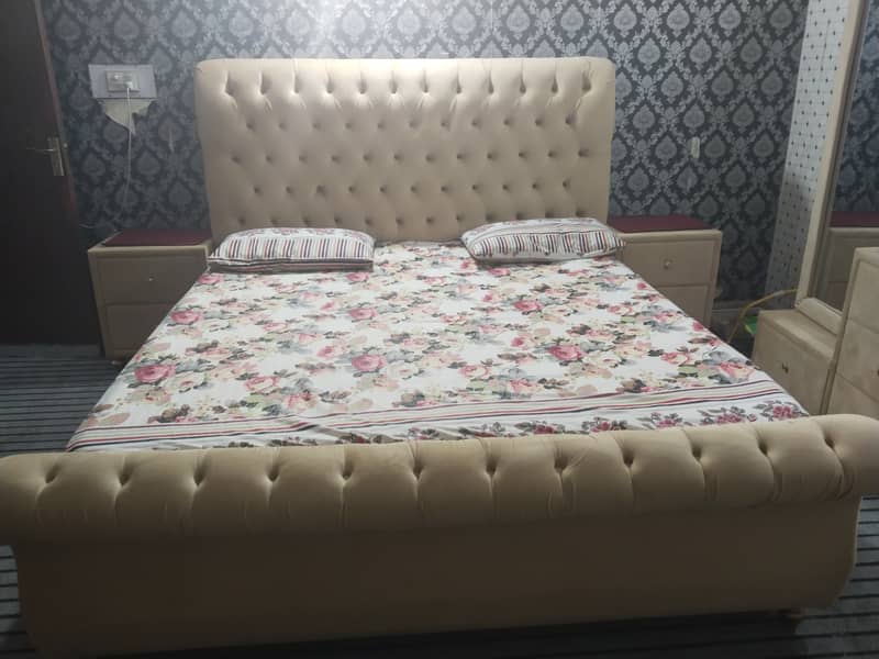 king size bed with long mirrror 11