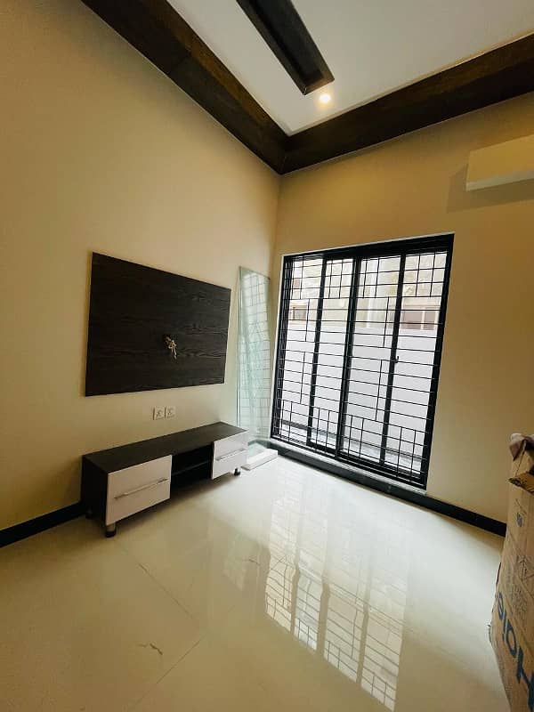 10 Marla Fabulous Bungalow On Top Location For Sale In Bankers Avenue Society Near DHA Phase 7 Lahore 5