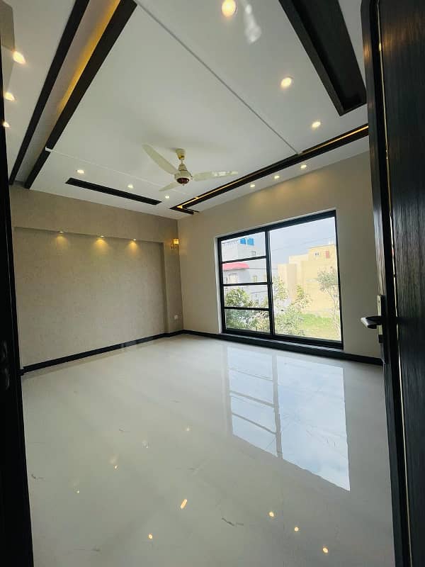 10 Marla Fabulous Bungalow On Top Location For Sale In Bankers Avenue Society Near DHA Phase 7 Lahore 12