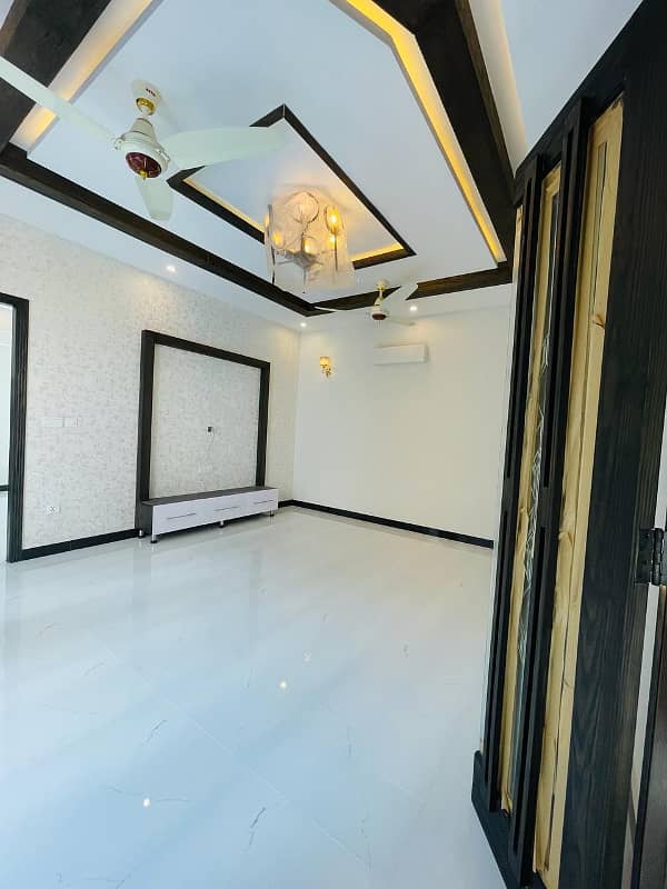 10 Marla Fabulous Bungalow On Top Location For Sale In Bankers Avenue Society Near DHA Phase 7 Lahore 23