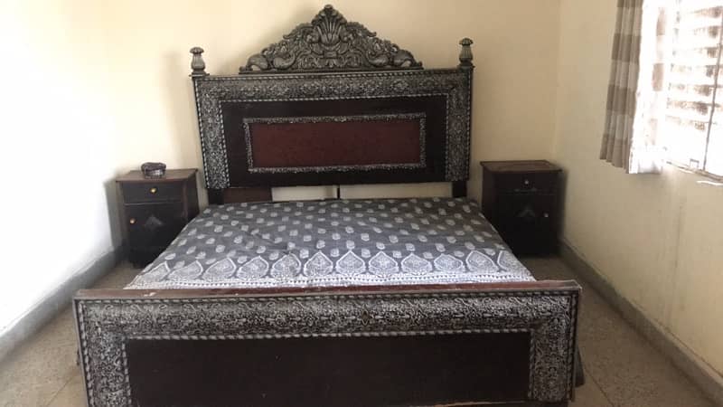 Bed king size with 2 side tables 0