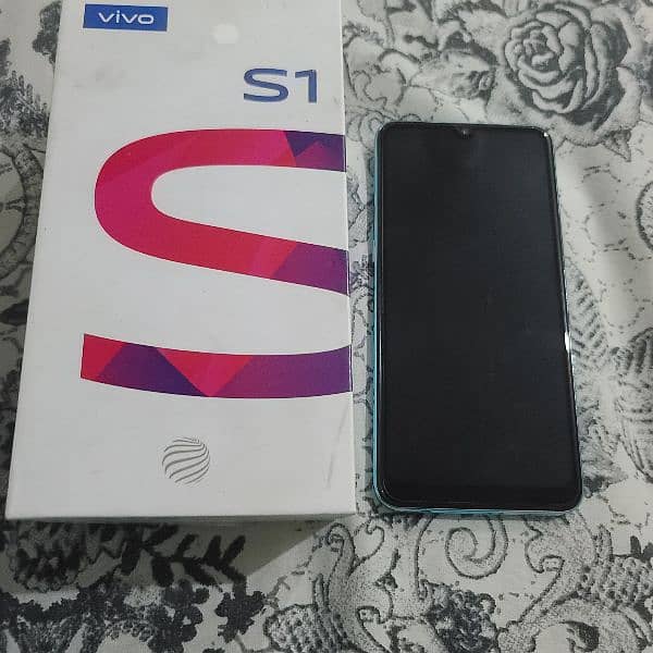 Vivo S1 Phone 4+1/128GB. With Box. 1