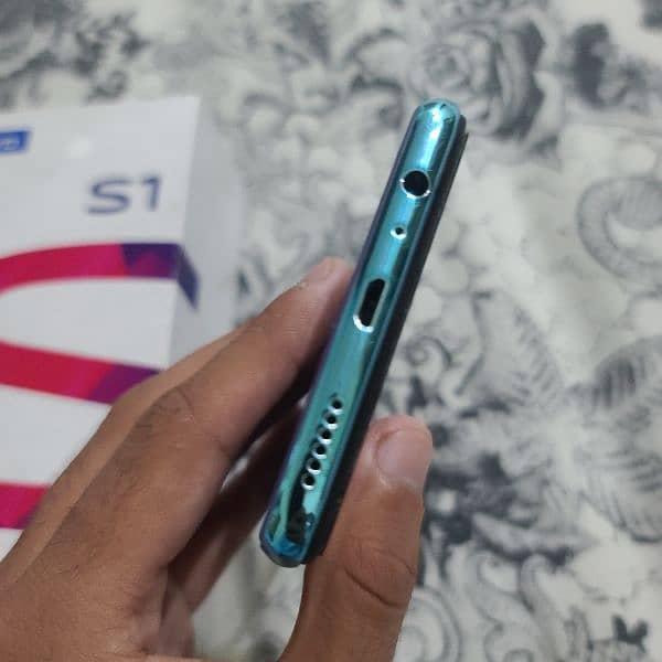 Vivo S1 Phone 4+1/128GB. With Box. 3