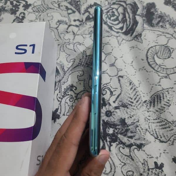 Vivo S1 Phone 4+1/128GB. With Box. 7