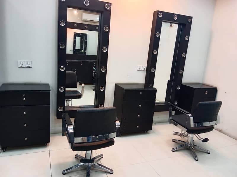 Salon Mirrors and Counter For Sale Good Quality 4