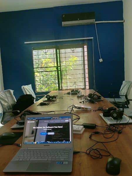 one big room space available for it company in one canal house 5