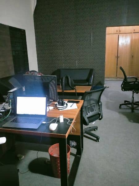 one big room space available for it company in one canal house 4