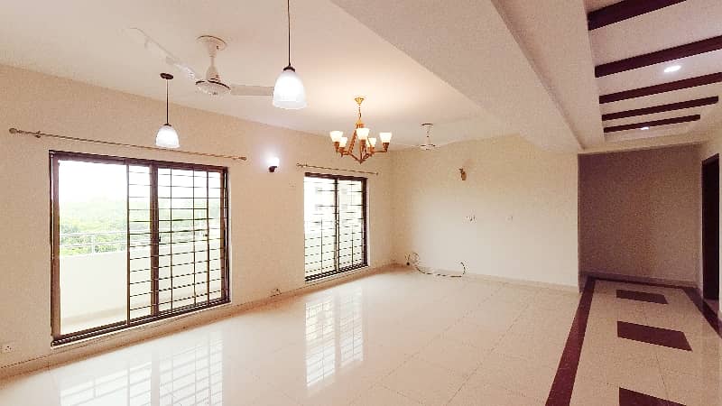 Prime Location Askari 11 - Sector B Apartments Flat Sized 10 Marla For sale 7