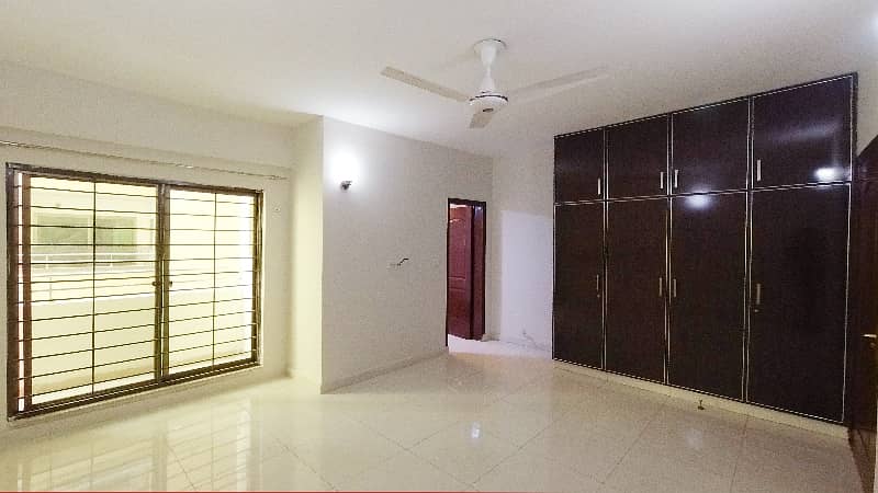 Prime Location Askari 11 - Sector B Apartments Flat Sized 10 Marla For sale 10