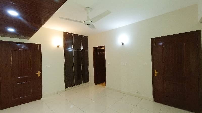 Prime Location Askari 11 - Sector B Apartments Flat Sized 10 Marla For sale 12