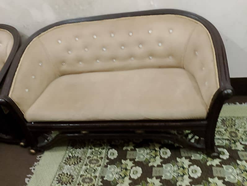 Aoa sofa set for sale in good condition 3