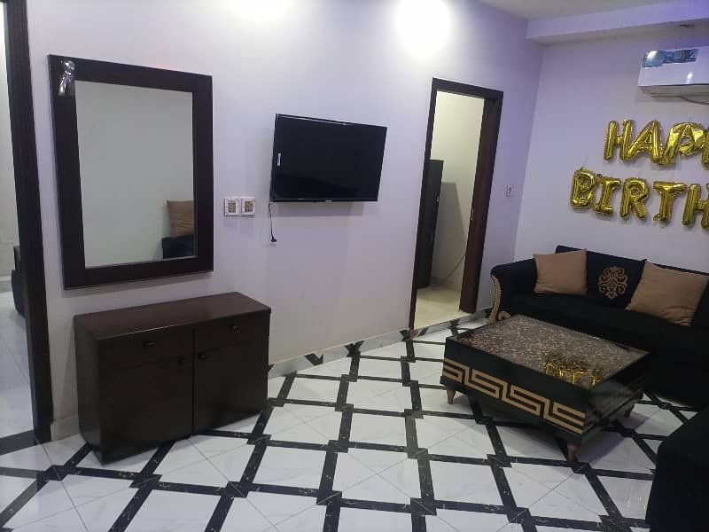 1 BED FULLY LUXURY AND FULLY FURNISH IDEAL LOCATION EXCELLENT FLAT FOR RENT IN BAHRIA TOWN LAHORE 1