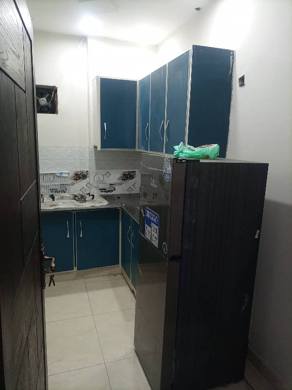 1 BED FULLY LUXURY AND FULLY FURNISH IDEAL LOCATION EXCELLENT FLAT FOR RENT IN BAHRIA TOWN LAHORE 3