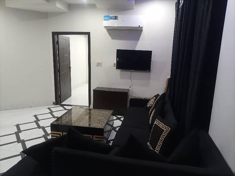 1 BED FULLY LUXURY AND FULLY FURNISH IDEAL LOCATION EXCELLENT FLAT FOR RENT IN BAHRIA TOWN LAHORE 6