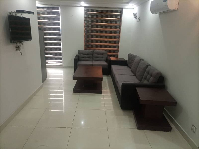 2 BED ROOMS FULLY LUXURY AND FULLY FURNISH IDEAL LOCATION EXCELLENT FLAT FOR RENT IN BAHRIA TOWN LAHORE 1