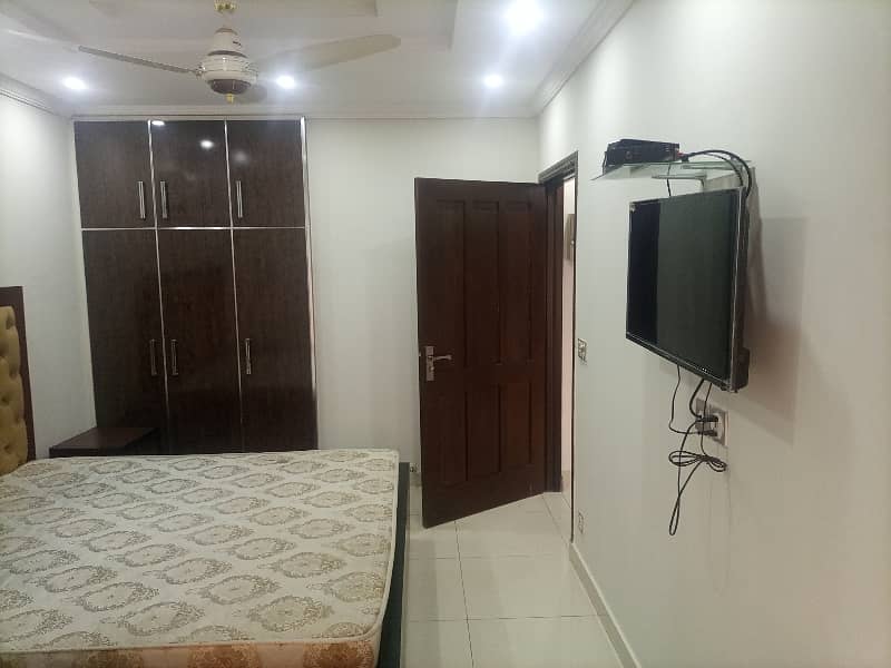 2 BED ROOMS FULLY LUXURY AND FULLY FURNISH IDEAL LOCATION EXCELLENT FLAT FOR RENT IN BAHRIA TOWN LAHORE 4