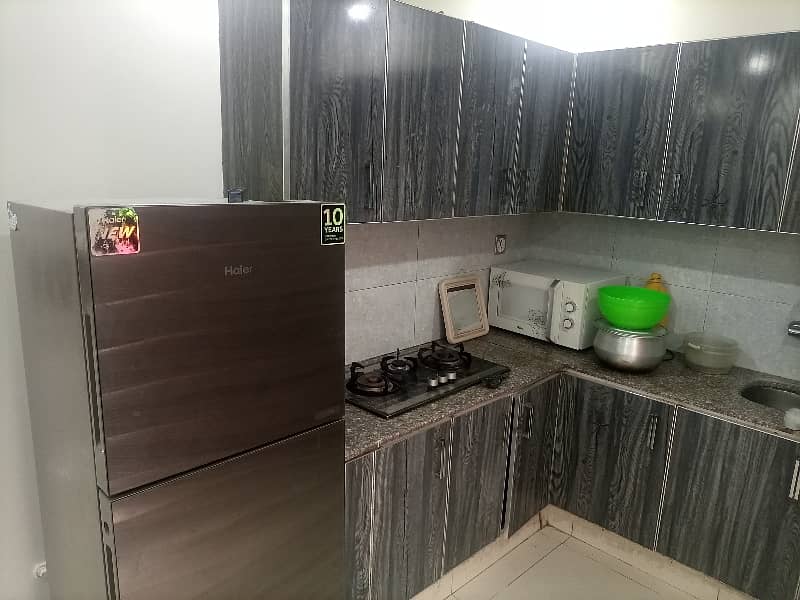 2 BED ROOMS FULLY LUXURY AND FULLY FURNISH IDEAL LOCATION EXCELLENT FLAT FOR RENT IN BAHRIA TOWN LAHORE 9