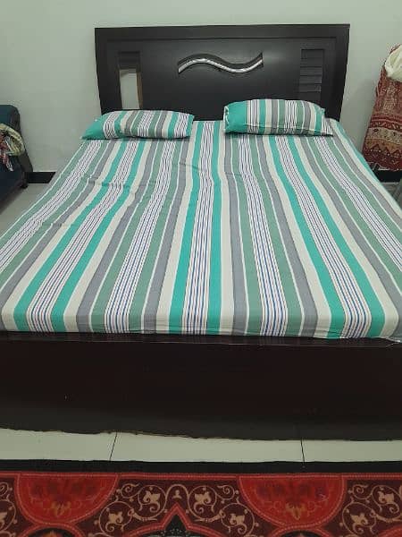 Wooden Queen Size Bed with mattress. 0