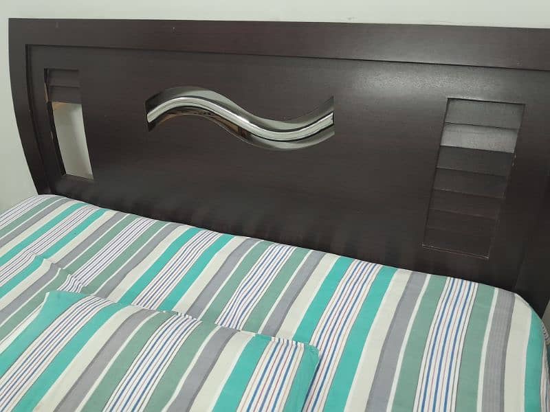 Wooden Queen Size Bed with mattress. 4