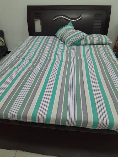 Wooden Queen Size Bed with mattress. 6