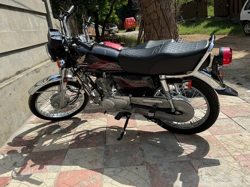 Honda 125 2024 Black 4500Km driven 5