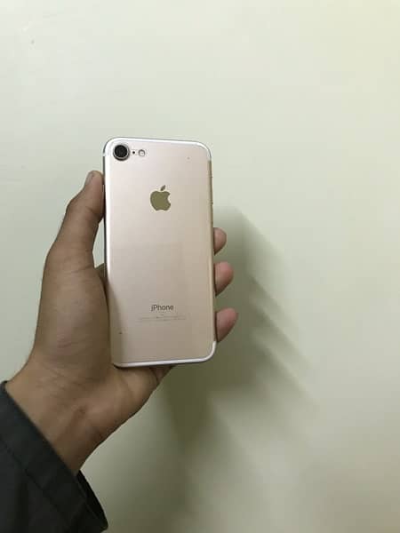 iphone 7 gold colour mnt condition 1